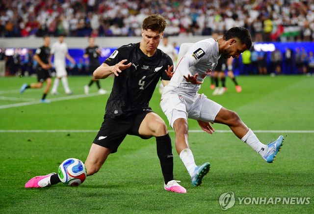 볼을 다투는 뉴질랜드 대표팀 수비수 타일러 빈던(왼쪽)