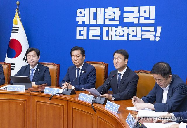 최고위원회의에서 발언하는 한병도 원내대표