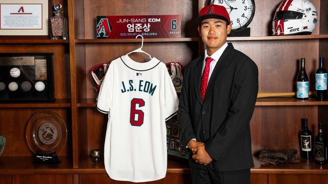 MLB 애리조나와 150만달러에 계약한 투타 겸업 엄준상