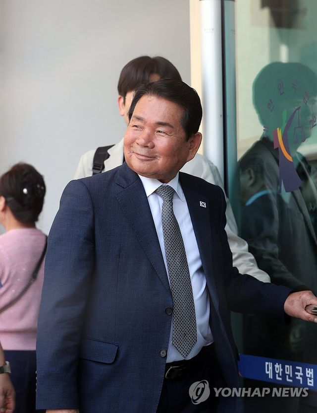 법원 출석한 신경호 강원교육감