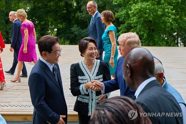 트럼프 대통령과 대화하는 이재명 대통령 부부