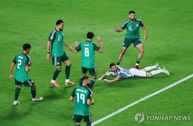 알제리 선수들에게 포위된 리오넬 메시
