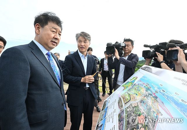 데이터센터 부지·태양광 발전 설명 듣는 구윤철 부총리