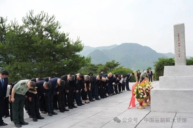열사묘 참배하는 주북 중국대사