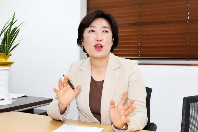 인터뷰하는 신수정 광주 북구청장 당선인
