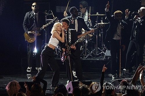 올해 '그래미 어워즈'에서 공연하는 블랙핑크 로제(좌)와 브루노 마스(우)