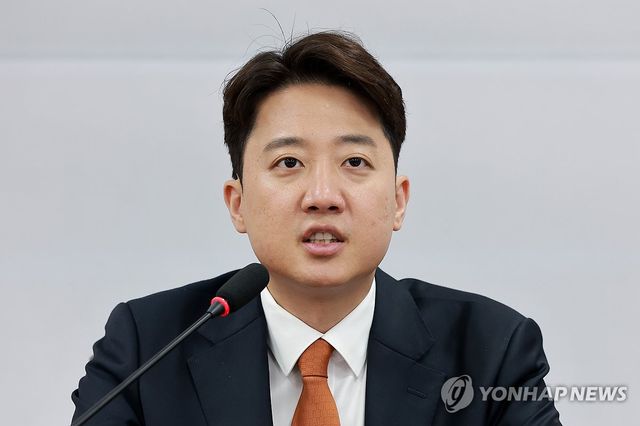 개혁신당 최고위원회의에서 발언하는 이준석 대표