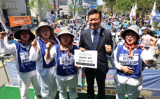 정책제안서 수령한 신용한