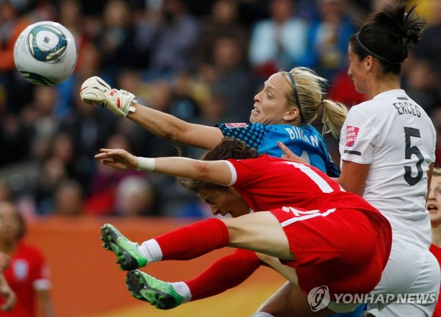2011년 여자 월드컵에서 뉴질랜드 대표팀 골키퍼로 출전한 제니 빈던