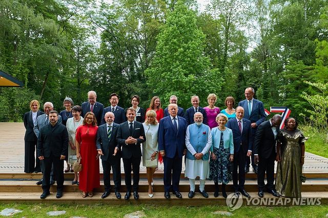 G7 정상 부부들과 기념 촬영하는 이재명 대통령 부부