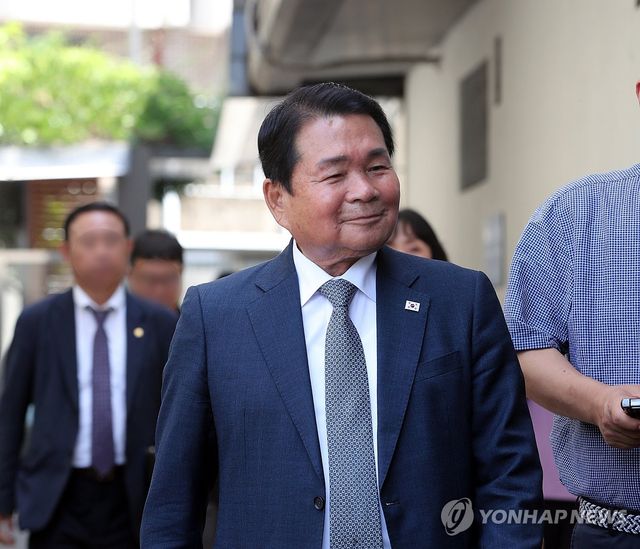 법원 출석한 신경호 강원교육감