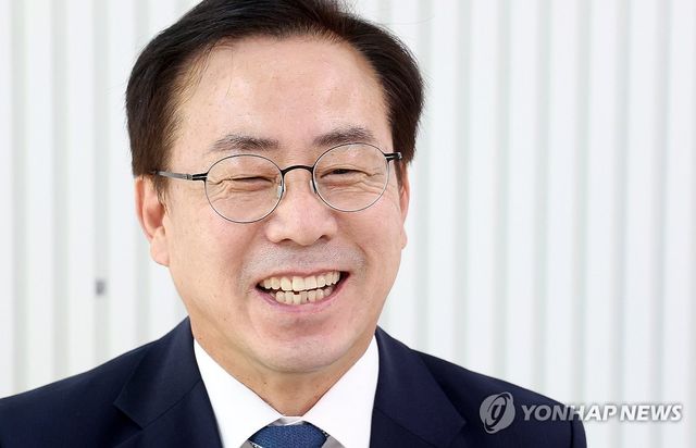 밝게 웃는 강삼영 강원교육감 당선인