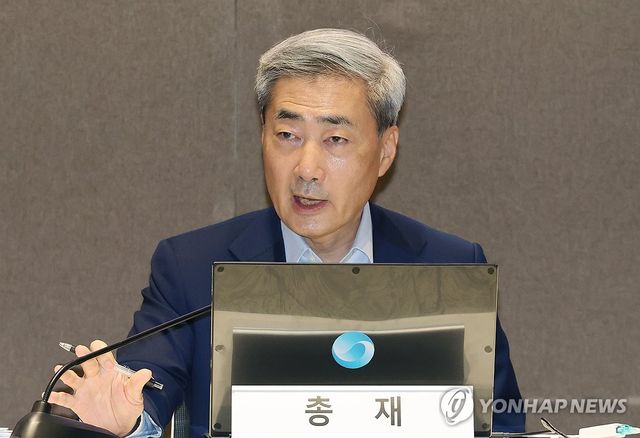 발언하는 신현송 한은총재