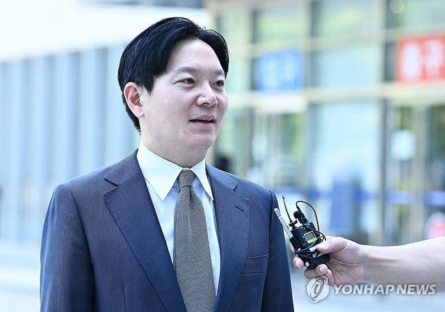 증인 출석하며 질문에 답하는 박상용 검사