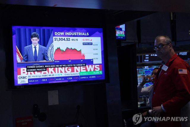 워시 의장 회견 지켜보는 뉴욕증권거래소 트레이더
