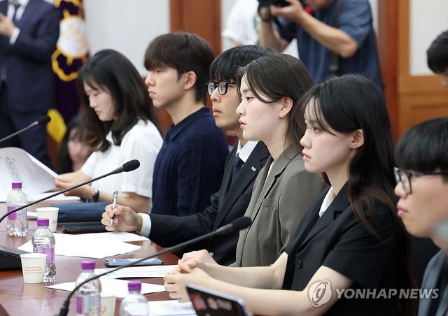 선관위 찾은 대학생들