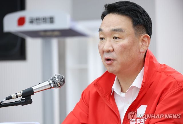 사전 투표 하루 앞두고 기자회견 하는 국민의힘 정희용 선거대책본부장