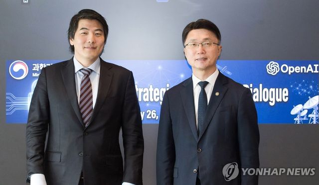 기념 촬영하는 류제명 2차관과 제이슨 권 오픈AI CSO