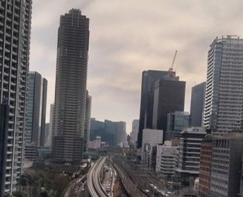 도쿄 미나토 지역 철도변 고층 아파트