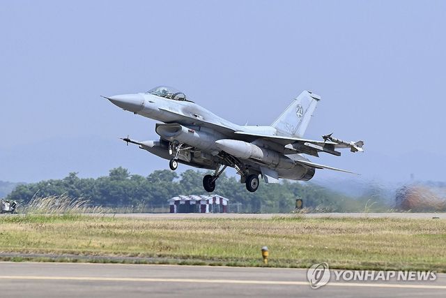 소링 이글 훈련 참가를 위해 이륙하는 KF-16