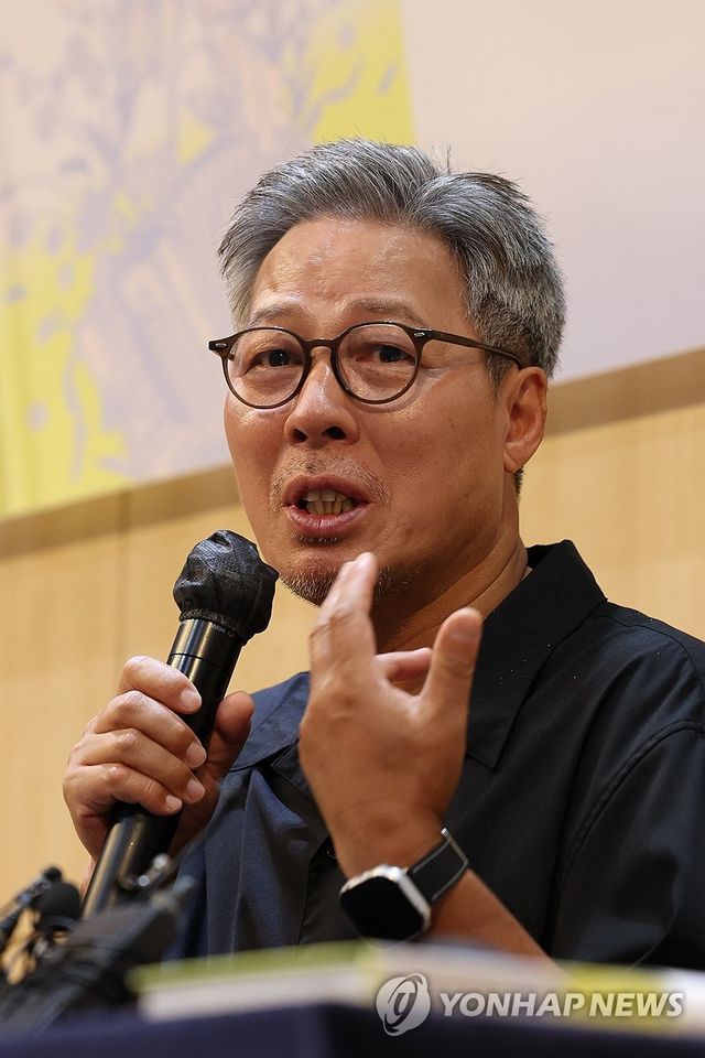 인사말 하는 천명관 작가