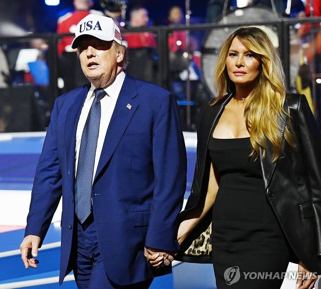 백악관 UFC 이벤트의 트럼프 대통령 부부 