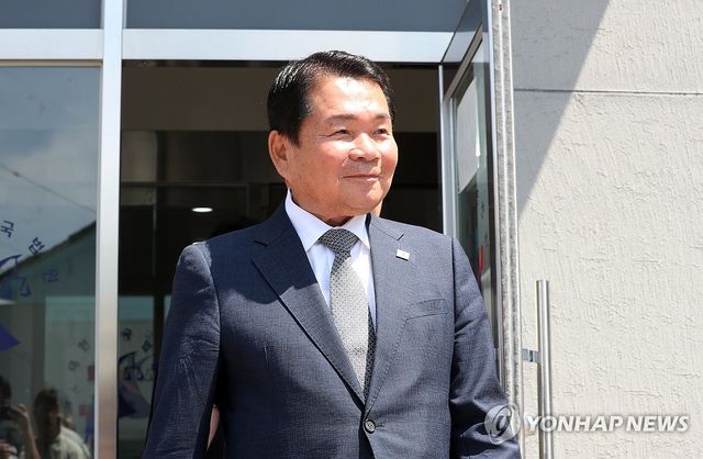 법원 나서는 신경호 강원교육감