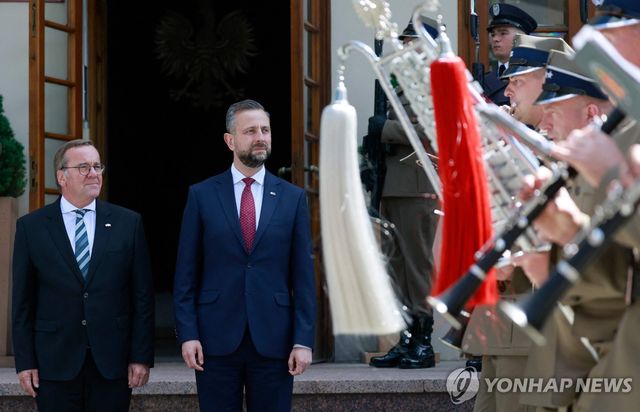 보리스 피스토리우스 독일 국방장관(왼쪽), 브와디스와프 코시니아크카미시 폴란드 국방장관