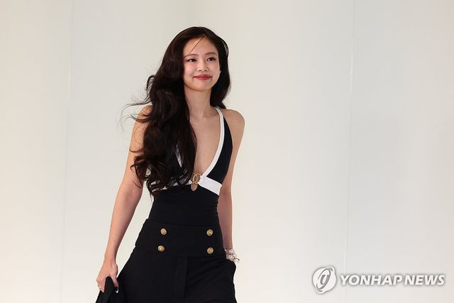 포즈 취하는 제니
