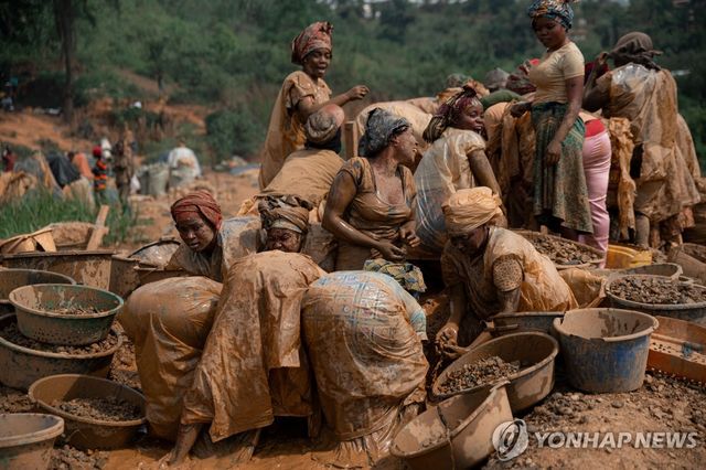16일 콩고민주공화국 이투리주 몽그발루의 광산에서 일하는 여성 광부들[AFP=연합뉴스. 재판매 및 DB 금지]