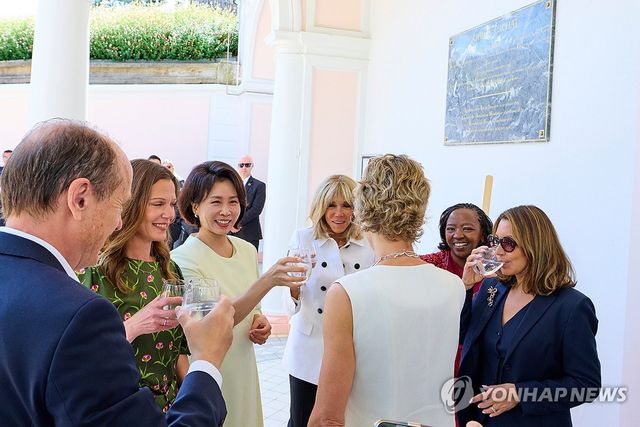 김혜경 여사, G7 배우자 오찬 참석