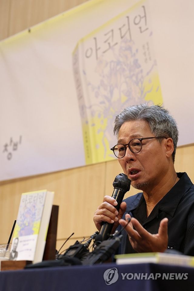 인사말 하는 천명관 작가