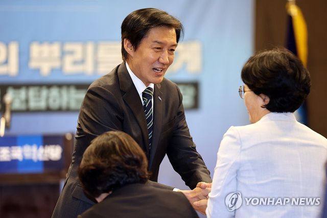 당선자들과 악수하는 조국 전 대표