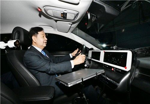 구윤철 부총리 겸 재정경제부 장관이 17일 광주 AI 산업융합 집적단지에서 자율주행차 시범을 하고 있다. [재정경제부 제공]