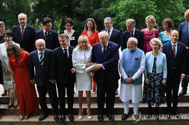 G7 및 초청국 정상 부부 내외들의 단체 사진