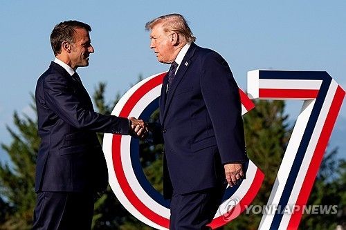G7 정상회의서 만난 트럼프와 마크롱