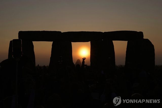 2023년 스톤헨지에서 하지를 기념하는 사람들