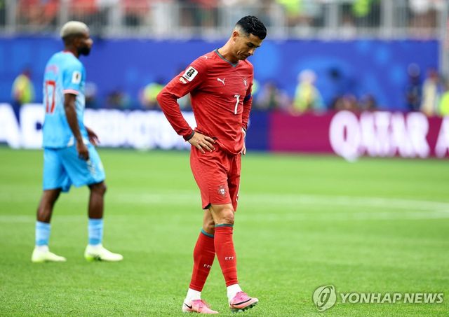 고개 숙인 크리스티아누 호날두