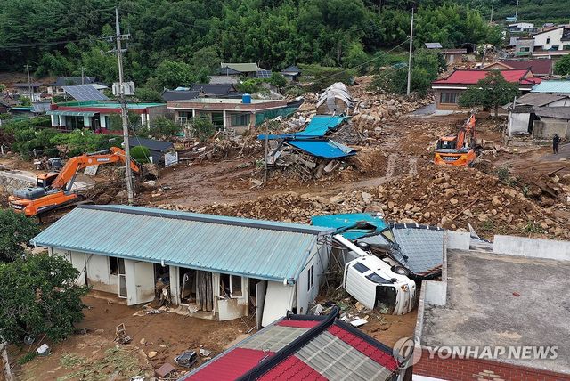 지난해 7월 집중호우로 폐허가 되다시피한 산청군 산청읍 한 마을
