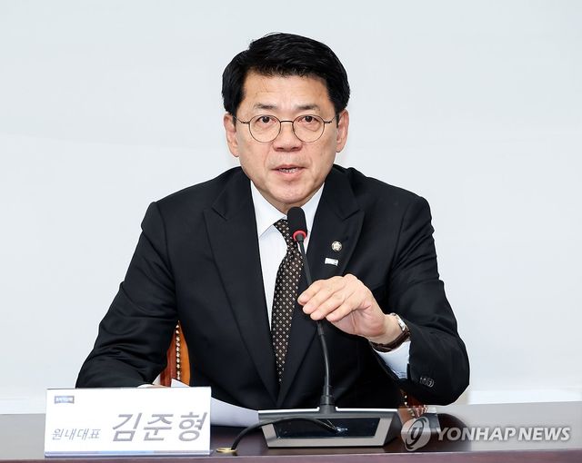 당선 소감 밝히는 조국혁신당 김준형 신임 원내대표