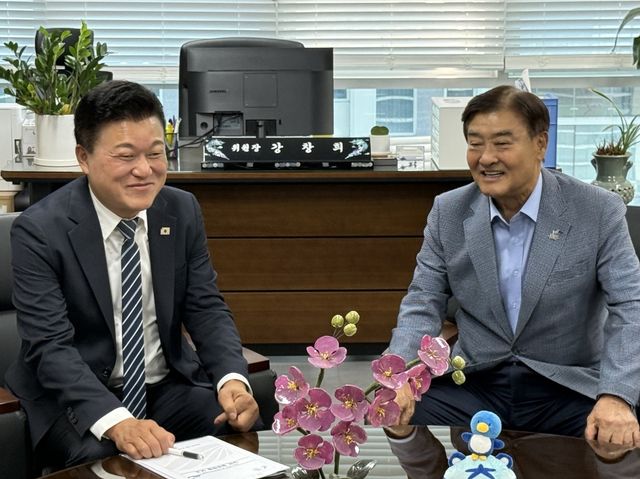 신용한(왼쪽) 충북지사 당선인과 강창희 충청 유니버시아드대회 조직위원장