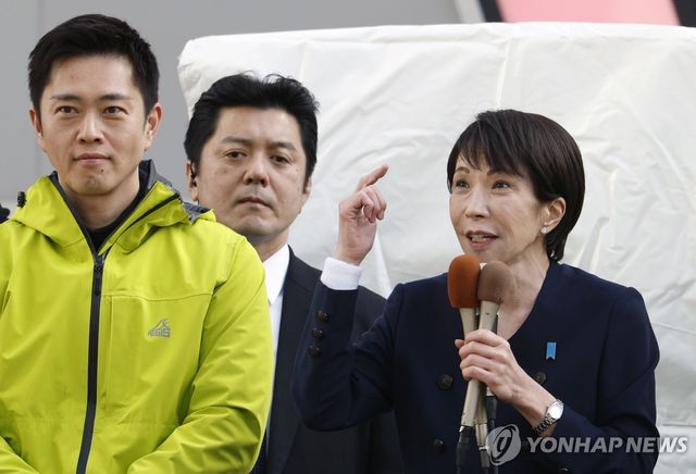 요시무라 일본유신회 대표(왼쪽)과 다카이치 총리