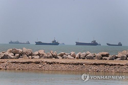 호르무즈 해협 인근 해역의 선박들