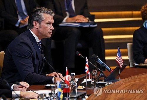18일 브뤼셀에서 열린 나토 국방장관 회의에 참석한 피트 헤그세스 미국 국방장관 [로이터=연합뉴스. 재판매 및 DB 금지] 