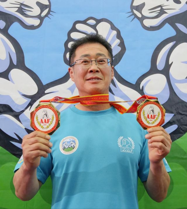 팔씨름 아시아 대회서 양팔 우승한 서상진 씨
