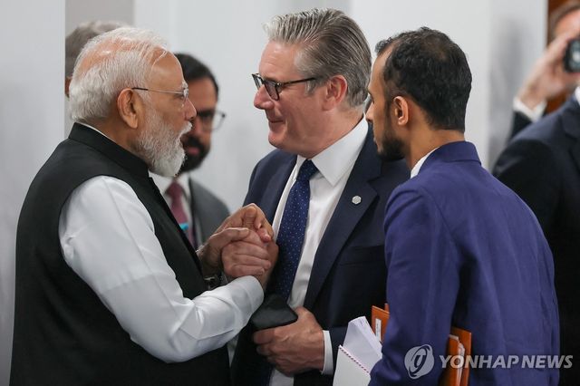 G7 정상회의서 만난 모디 인도 총리(왼쪽)와 스타머 영국 총리(가운데)