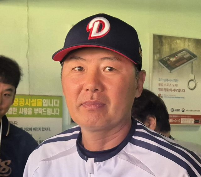 인터뷰하는 김원형 두산 베어스 감독