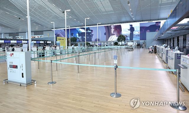 유류할증료 인상에 여객 위축, 한산한 인천공항