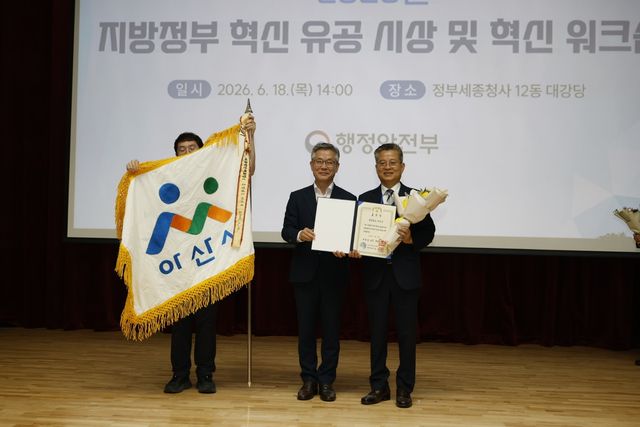 기념촬영하는 김범수 아산시 부시장(오른쪽)