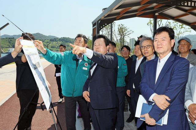 지난 15일 마산해양신도시 찾은 강기윤 창원시장 당선인(가운데)